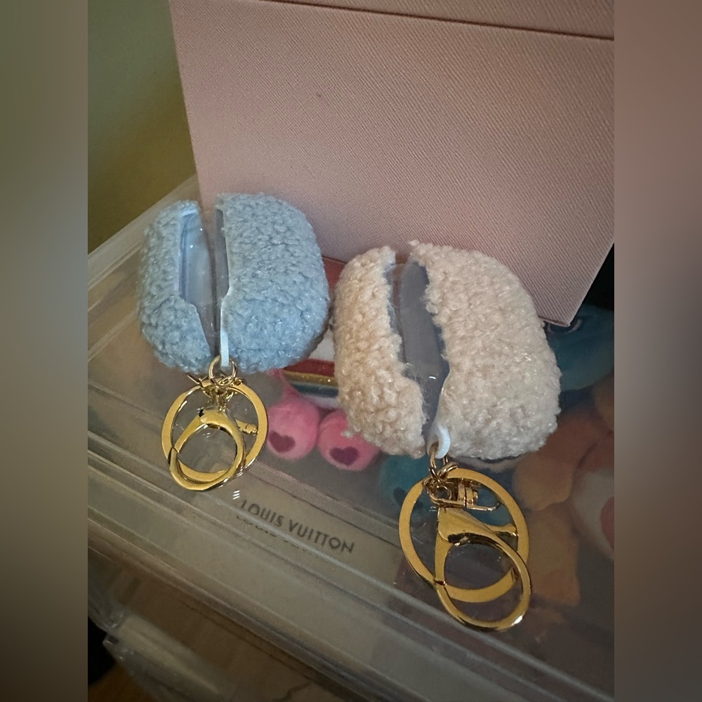 Set of Fuzzy Bear Airpod Pro cases in blue and pink - Picture 2 of 4